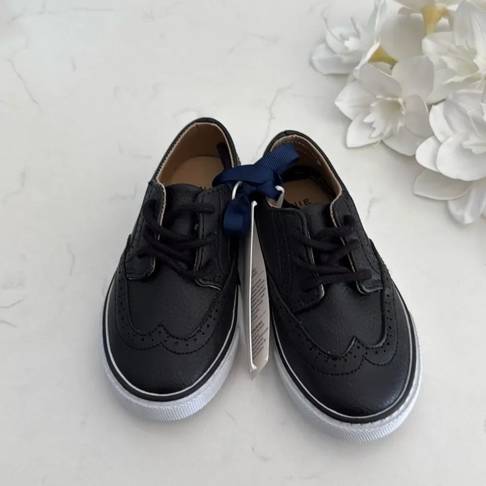 Janie and Jack Wingtip Sneaker in Black Size 8